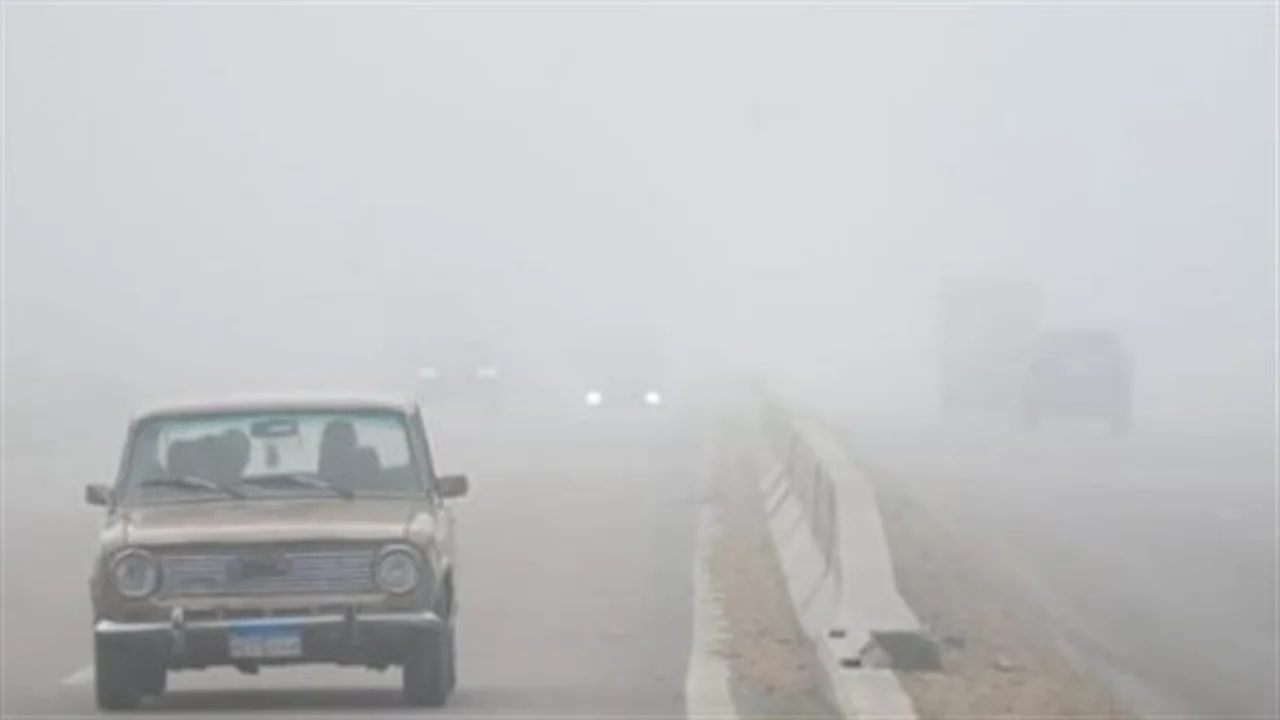 شبورة مائية كثيفة تعيق الرؤية على الطرق السريعة في القاهرة ومدن القناة